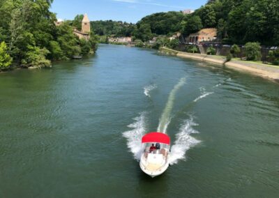 un bateau go captain passe par l'île Barbe